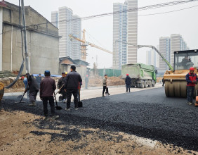 澧零路建设工程最新进展：靠近官桥路的一小段已经铺上了沥青