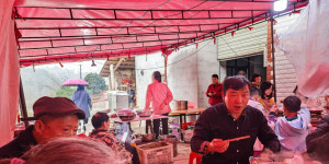 正月初七舅舅六十大寿，宴设锣鼓村家中，一家人前去庆贺