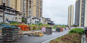 慈利碧桂园江山赋前面的路堆了很多建材，看来要完善路面了