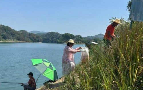 二坊坪村开展黄石水库沿岸垂钓垃圾专项清理行动
