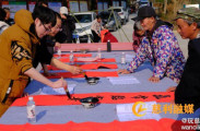 慈利县文联携书法家协会在南山坪乡梁山村开展送春联下乡活动