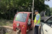 男子无证驾驶无牌三轮车路上捎带邻居，被依法行政拘留