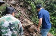 零溪镇二都岗村党支部书记抢修水管守护村民“生命线”