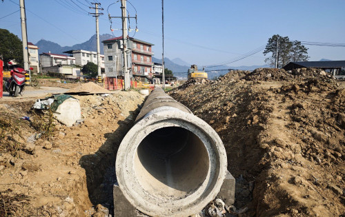 路过白公城澧零公路建设工地，看到准备埋一根粗壮的水泥管子