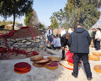 正月初四给过世的八伯伯拜新年，中午酒店就餐还打了四个包
