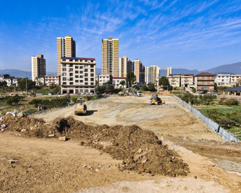 慈利白公城社区建设中的澧零路，填路工程正在火热进行