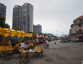 博联天街也有一个小夜市，摊位并不多但我很看好