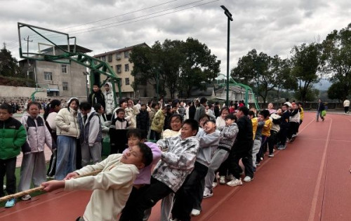 开展“阳光体育运动”，江垭镇中学举行高年级班级拔河比赛