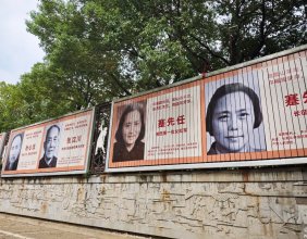 慈利县人民广场前面广告位展示了一批慈利名人