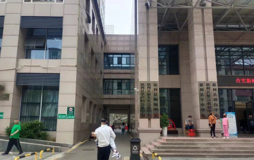 国庆假期孩子高烧抽搐遇堵车，慈利交警打开“生命通道”！