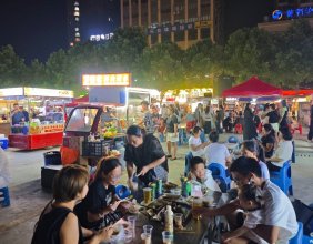 随着碧桂园夜市的清退，白公城夜市终于一统江湖了
