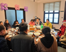 张家九伯伯79岁生日，宴设老饭甑餐厅，大家齐聚一堂庆生