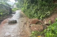 暴雨过后落石阻路，江垭镇白岩峪村干群冒雨迅速清障