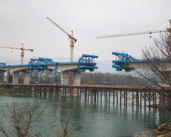 给琵琶洲大桥施工队提个醒：澧水桩巴龙还有三个月到达战场！