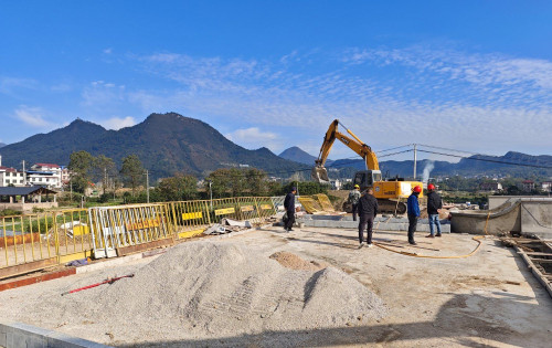 路过慈利澧零大桥建设现场，记录到了大桥第一块护栏安装过程