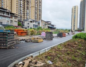 慈利碧桂园江山赋前面的路堆了很多建材，看来要完善路面了