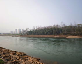 慈利县溇水流域洪家洲河段，有一艘可可爱爱的迷你小渡船