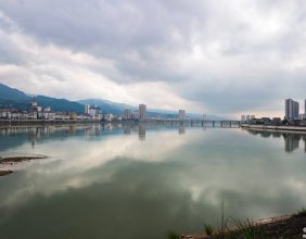 强降雨即将来袭，城关电站东门大坝九个大闸同时在放水