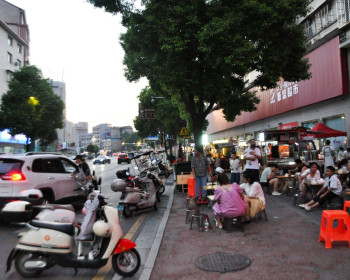 慈利县商贸建材城路边夜市：110多个摊位，周末客多像赶庙会