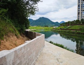 慈利碧桂园零溪河对面的河堤防护墙已经修建完工了