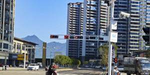 慈利城区两个右转红灯问题上网后，今天发现一个已改为常绿了