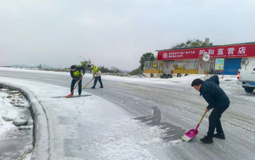慈利县阳和乡：干部协同，打响铲冰除雪保畅通“攻坚战”