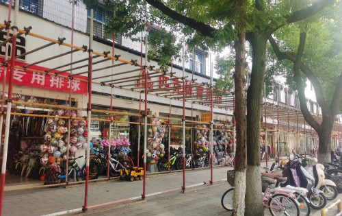 笔架路人民广场路段一排店子前面装上了脚手架，准备干什么呢