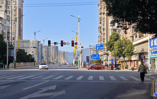 慈利城区有些路段交通信号设置了右转红灯，我个人不是很满意