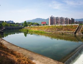 在零溪河工业园河段，看到有好几个钓客在那里钓鱼