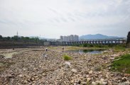 慈利城关电站B站下游水位降低，古法洗衣又流行了起来