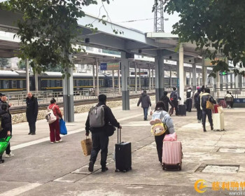 慈利首趟始发列车开往长沙，民众出行步入“快车道”