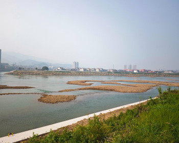 慈利水上板板龙灯用的竹筏近日被拖到了永安社区河堤上晒太阳