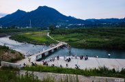 双安社区零溪河边上，市民喜欢傍晚时分到河里玩水消暑