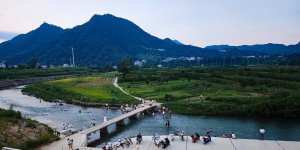 双安社区零溪河边上，市民喜欢傍晚时分到河里玩水消暑