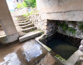 慈利龙峰村主干道路中间有个亭子，感觉不是很安全