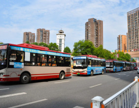 路过金慈小学，遇到参加2025年高中学考的考生们在熟悉考场