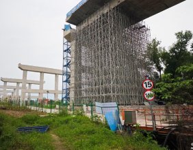 琵琶洲大桥建设现场，如此密集的脚手架还是第一次看到