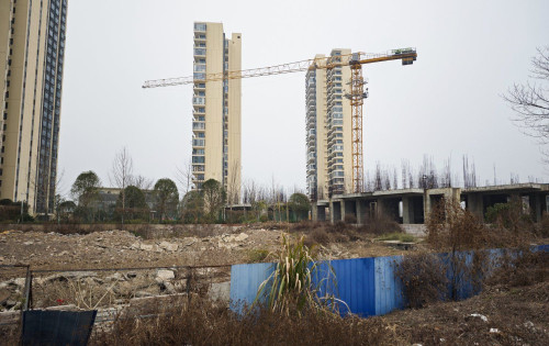 碧桂园江山赋旁边工地杂草丛生，不是说已经有人接盘了吗？