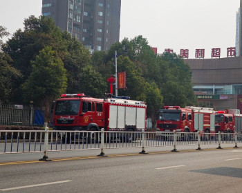 上午路过金慈实验小学，看到他们在搞消防知识技能演练