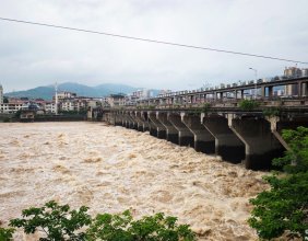 慈利县城关电站东门大坝闸门全开泄洪场景
