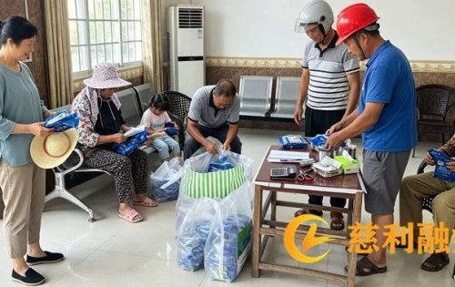 情系农户促冬种，金花村党群服务中心发放惠农物资