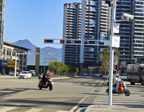 慈利城区两个右转红灯问题上网后，今天发现一个已改为常绿了