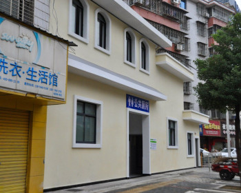 慈利零阳东路去双岗小学的斜路入口处，居然建了一个公共厕所