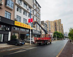 路过双安社区沿河路，发现工作人员正在安装路灯国旗