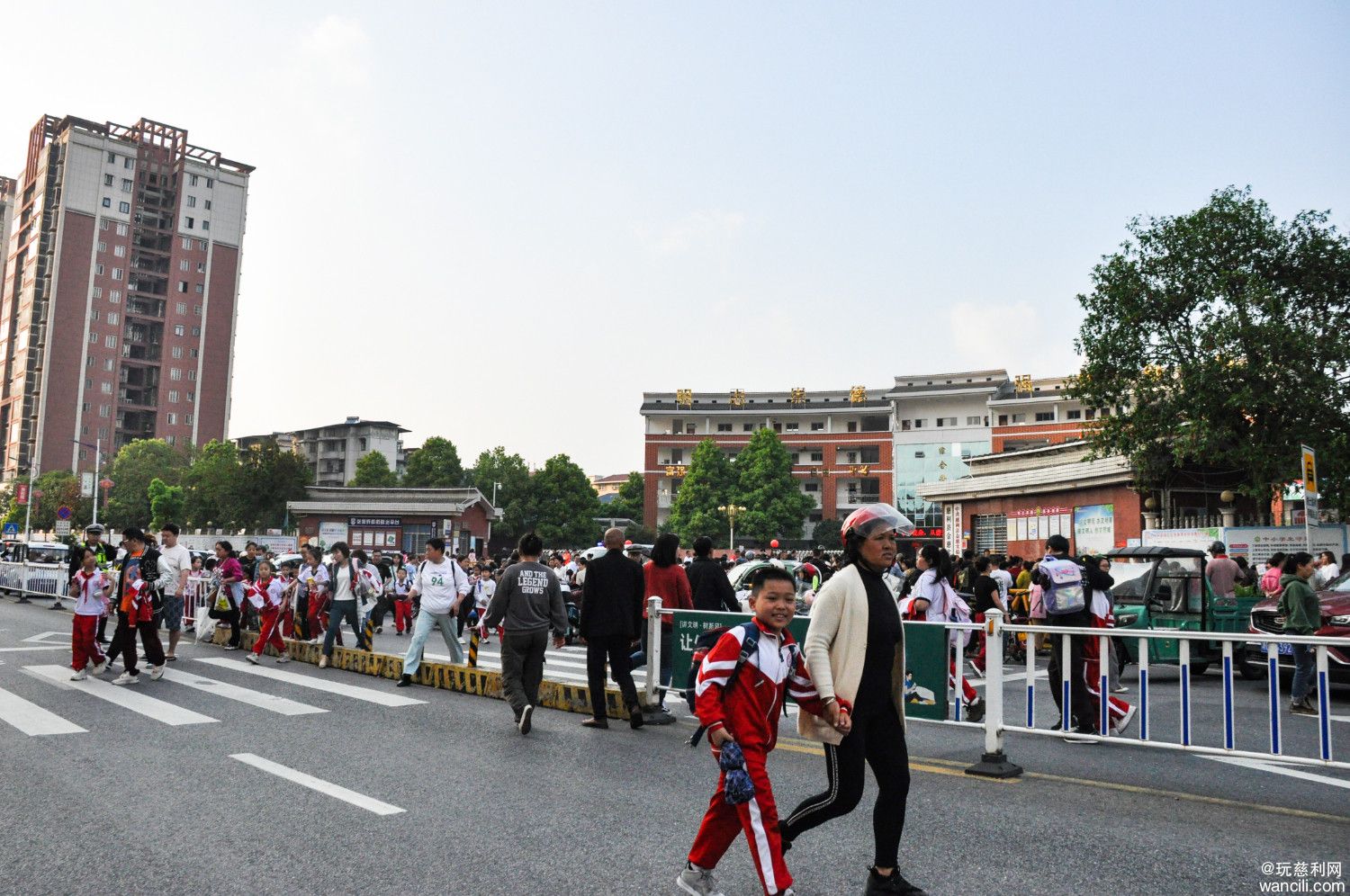 慈利县金慈实验小学放学时的热闹场面