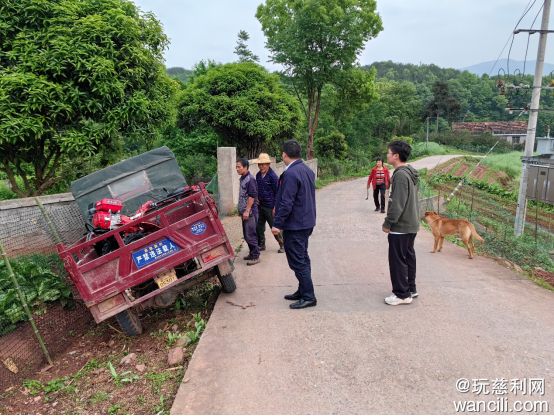 慈利县东岳观镇：车辆侧倒陷困境，干群同心展温情