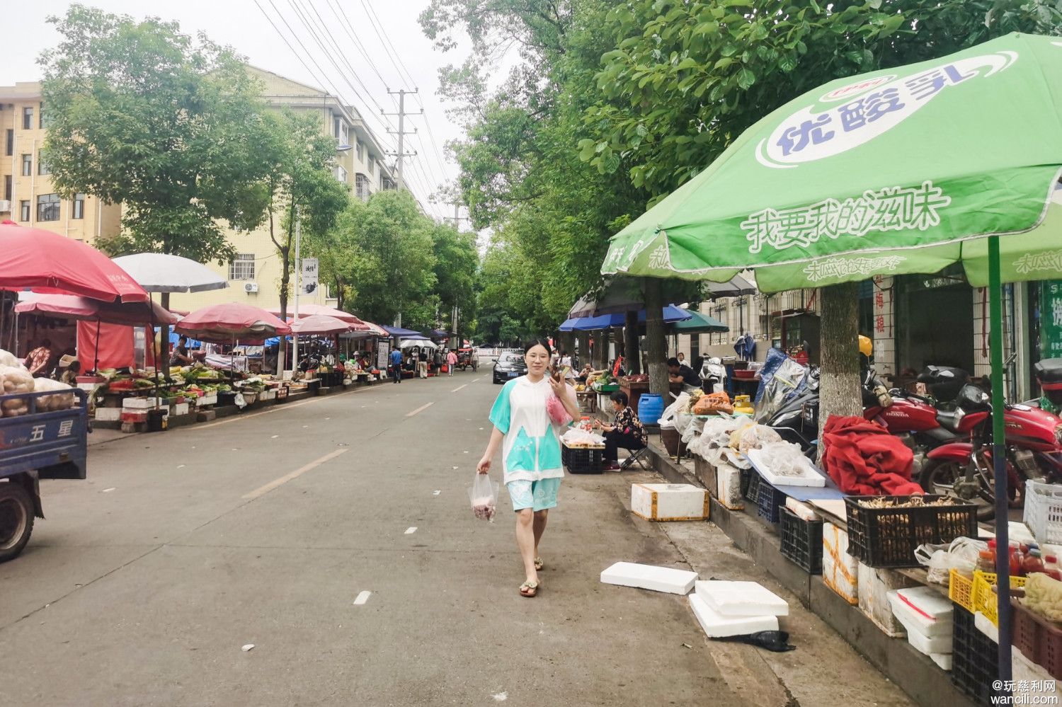 慈利县荷花路的围栏已经被拆除，希望能促进马路市场繁荣