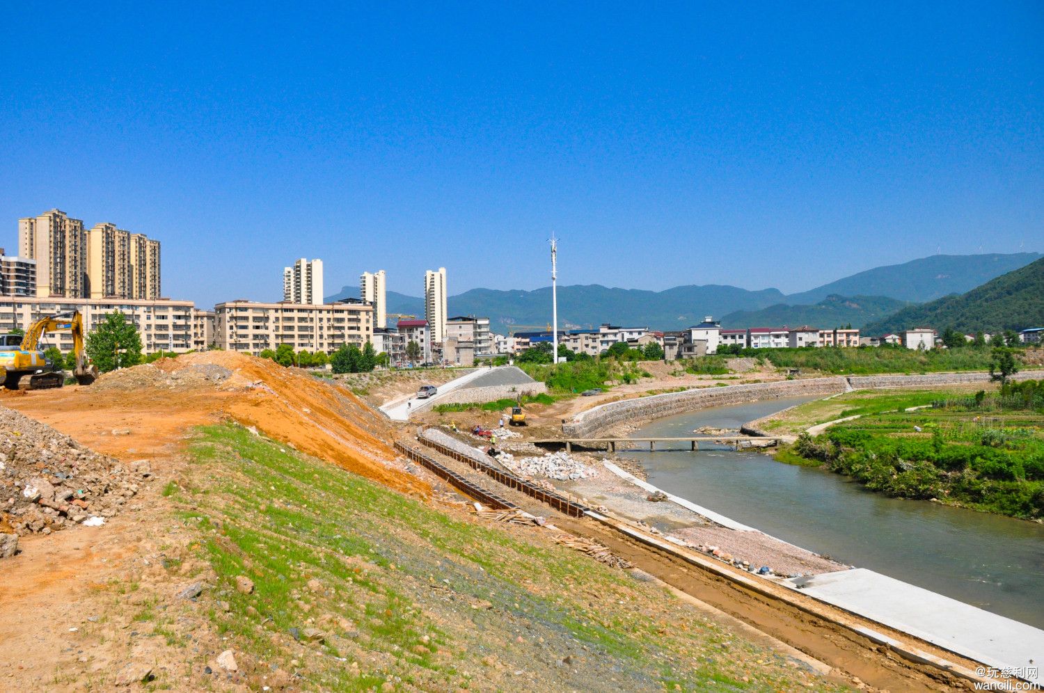 天气放晴，双安零溪河畔的各种建设正在热火朝天进行中