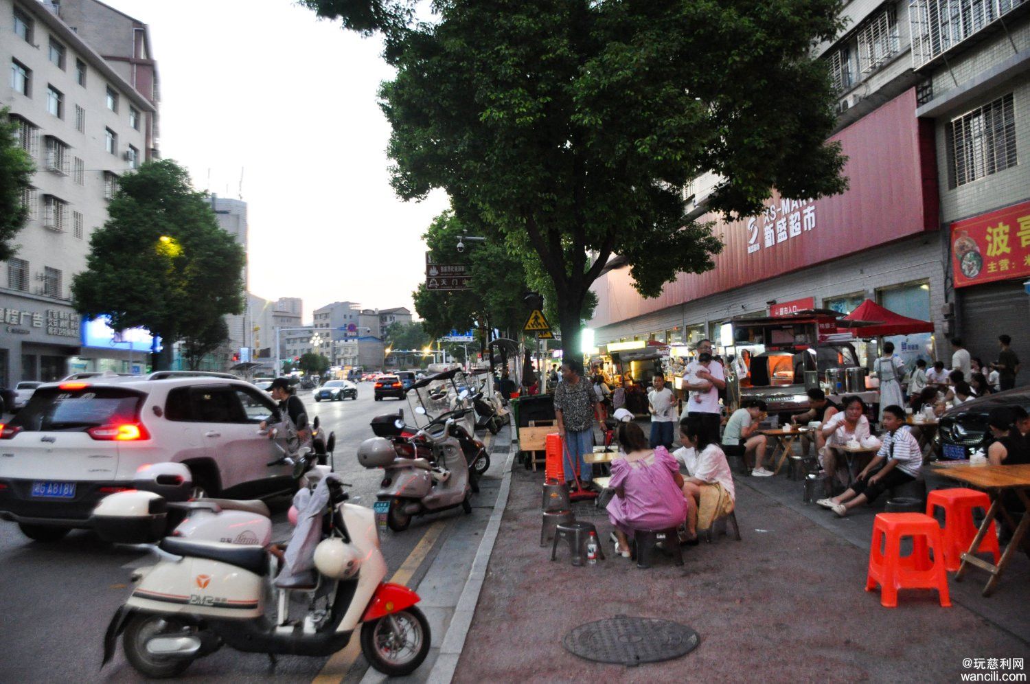 慈利县商贸建材城路边夜市：110多个摊位，周末客多像赶庙会