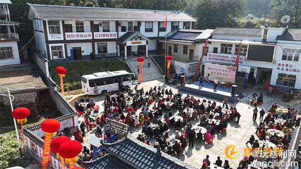 洞溪乡幸福村举办百叟宴，三百余老人欢聚共庆重阳佳节